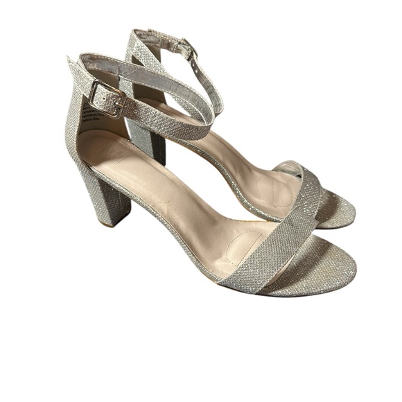 COPY - David Bridal Studio Women’s Silver Heels Size 11W - Picture 3 of 5